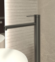 Смеситель для раковины напольный Rim VFBF-2R1GM, однорычажный, вороненая сталь - Gidratop.ru изображение