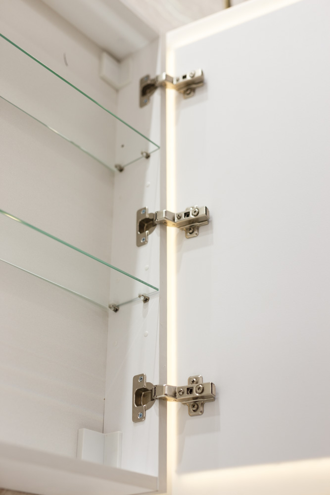 Зеркальный шкаф с одной распашной дверью, с двумя стеклянными полками, со встроенной подсветкой и сенсорным выключателем SPC-MAR-400/800-1A-LED-TCH, 12W, 220-240V, 400x800x150 - Gidratop.ru изображение