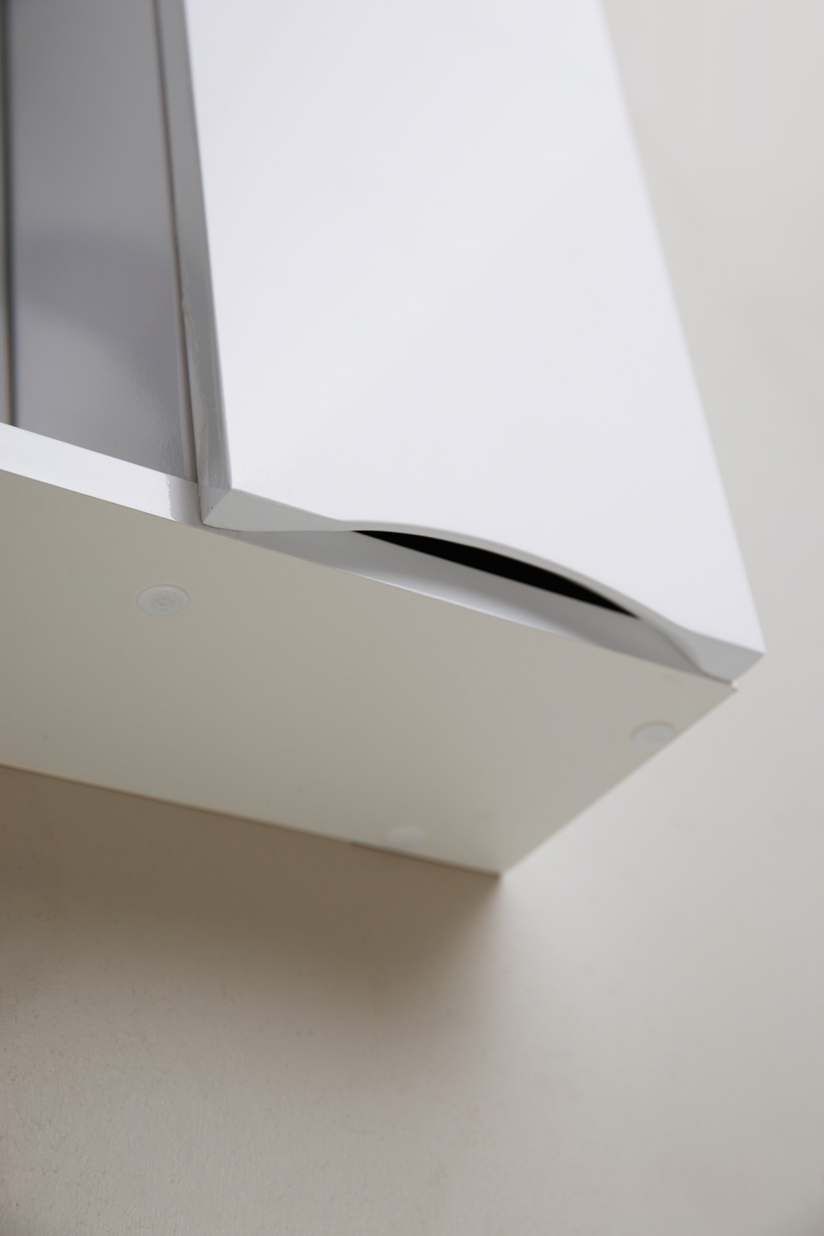 MARINO Шкаф зеркальный подвесной с одной распашной дверцей с доводчиками, LED 2x4W, правосторонний, Bianco Lucido, 800х150х750, MARINO-SPC-800/750-1A-BL-P-R - Gidratop.ru изображение