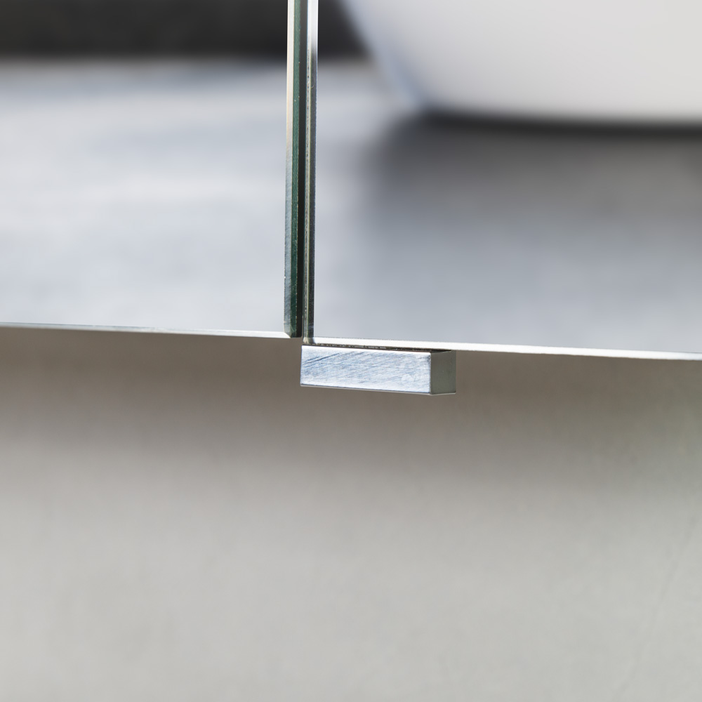 Зеркальный шкаф с нижней подсветкой дверей с двумя зеркальными дверцами и одним зеркальным полотном, со стеклянными полками, с розеткой и сенсорным выключателем SPC-3A-DL-BL-1200, 8W, 220-240V 1200x126x700 - Gidratop.ru изображение