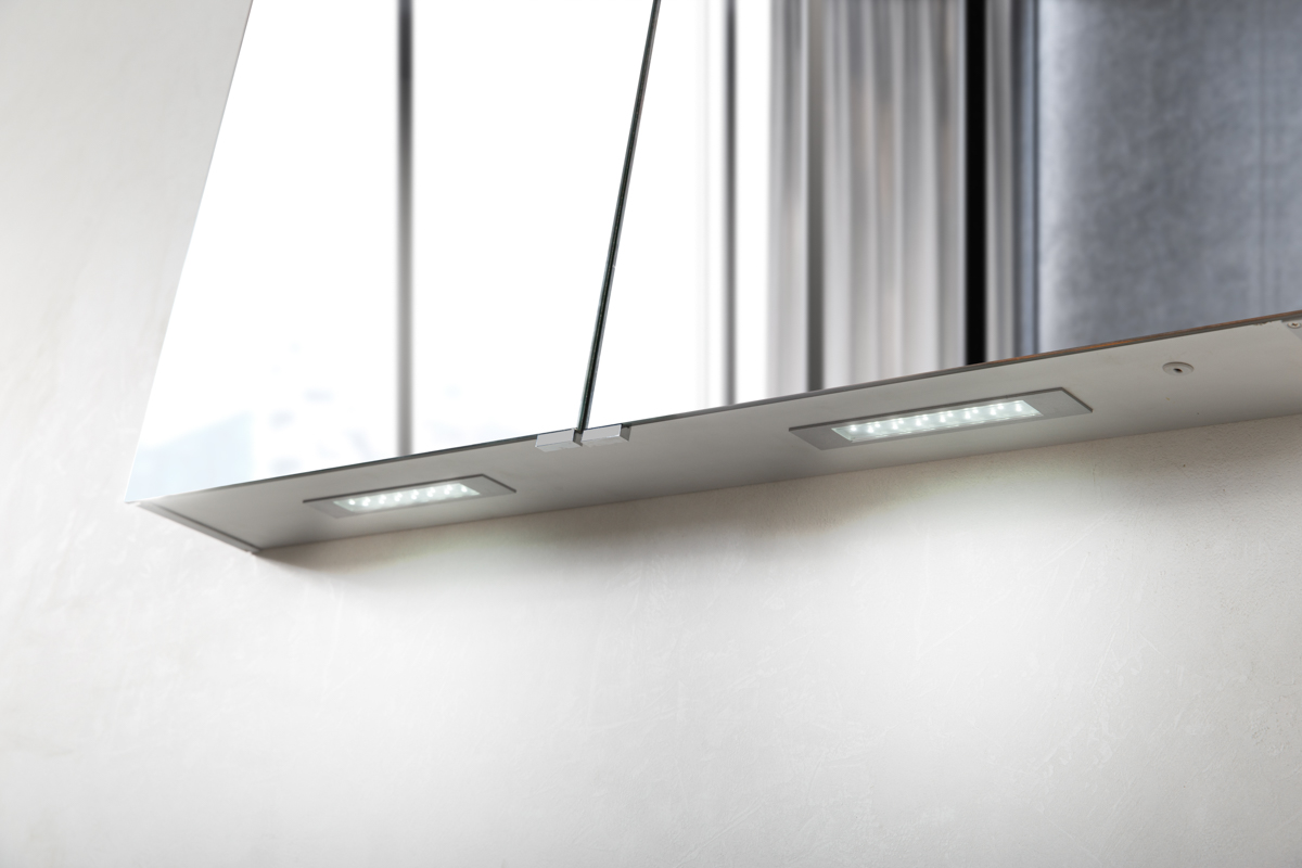 Зеркальный шкаф с нижней подсветкой дверей, с двумя дверцами, с двусторонним зеркальным полотном, со стеклянными полками, с розеткой и сенсорным выключателем SPC-2A-DL-BL-800, 8W, 220-240V 800x126x700 - Gidratop.ru изображение