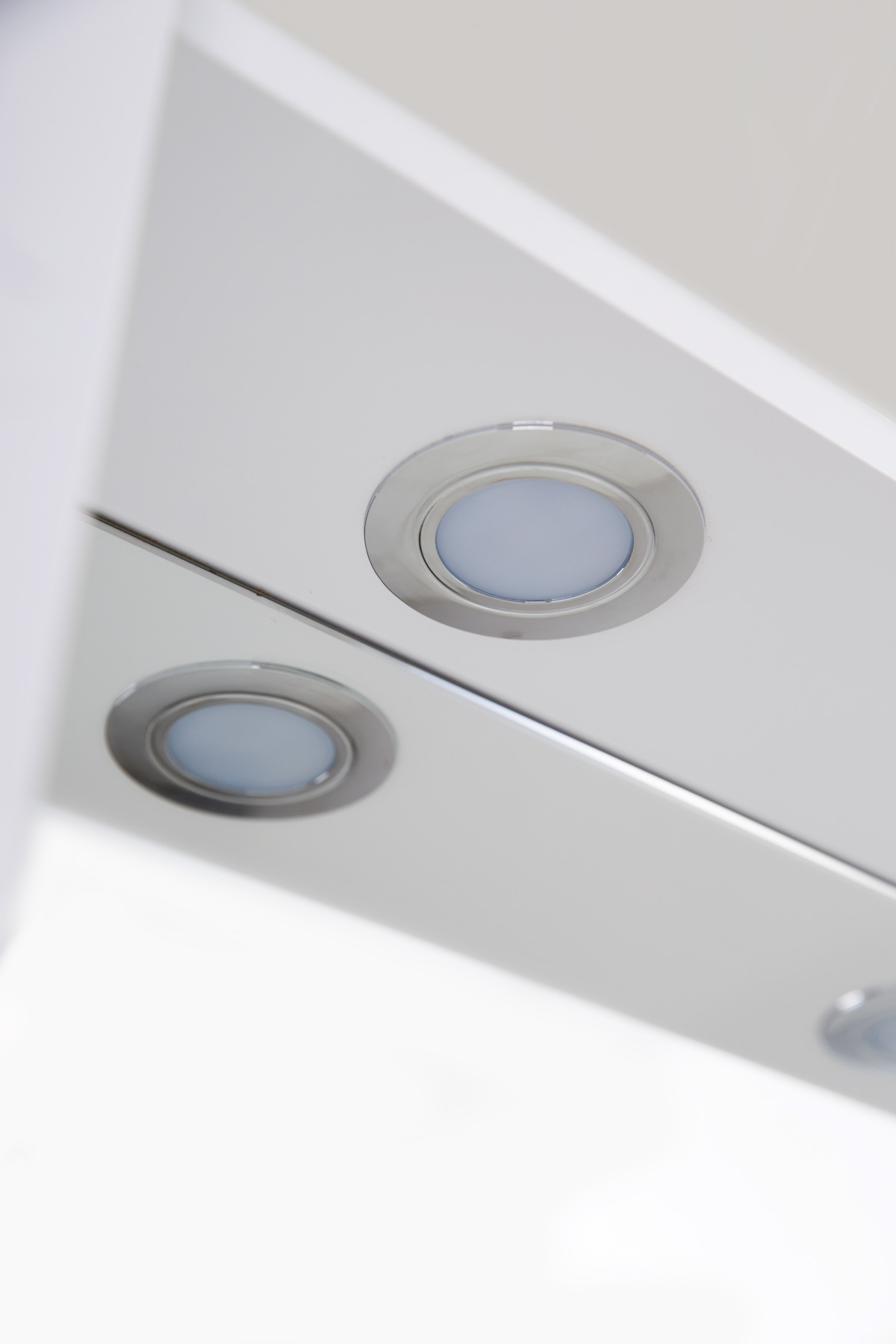 MARINO Шкаф зеркальный подвесной с одной распашной дверцей с доводчиками, LED 2x4W, левосторонний, Bianco Lucido, 700х150х750, MARINO-SPC-700/750-1A-BL-P-L - Gidratop.ru изображение