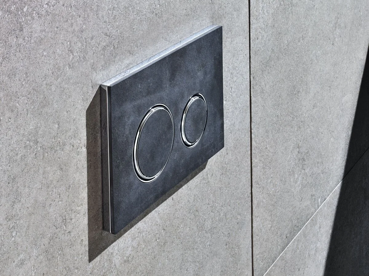 Клавиша смыва Geberit Sigma Type 21 115.884.JM.1, плитка Mustang, глянцевый хром - Gidratop.ru изображение