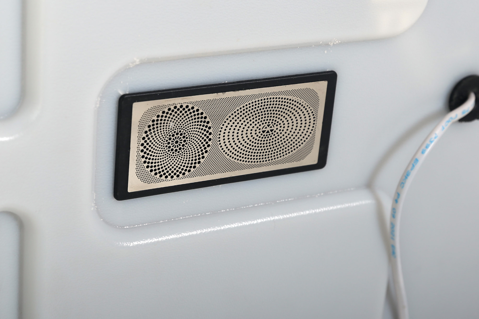 Зеркало с встроенным светильником, сенсорным выключателем, bluetooth, цифровым термометром, радио SPC-RNG-800-LED-TCH-RAD, 12W, 220-240V, 800x30 - Gidratop.ru изображение