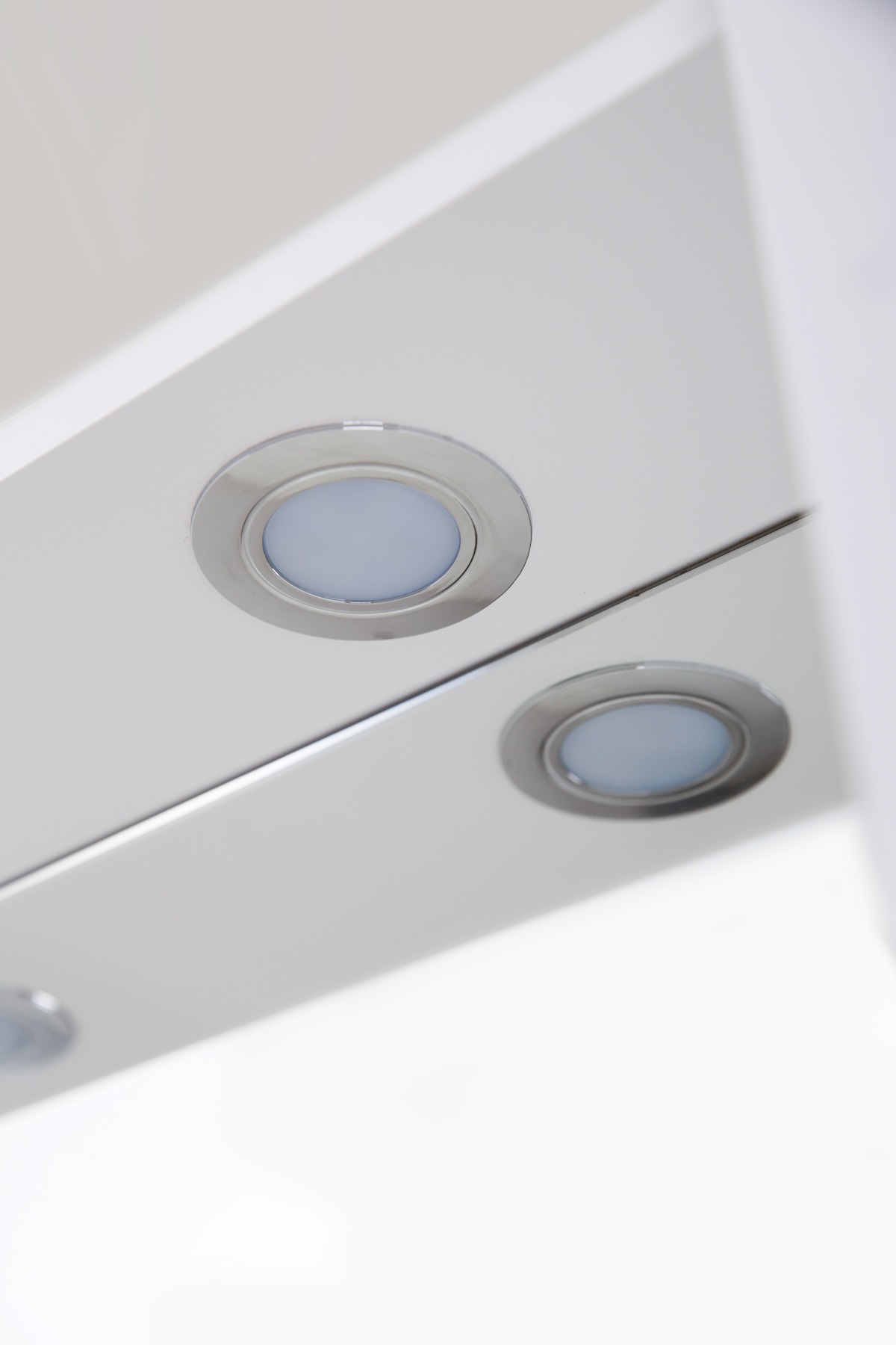 MARINO Шкаф зеркальный подвесной с одной распашной дверцей с доводчиками, LED 2x4W, правосторонний, Bianco Lucido, 800х150х750, MARINO-SPC-800/750-1A-BL-P-R - Gidratop.ru изображение