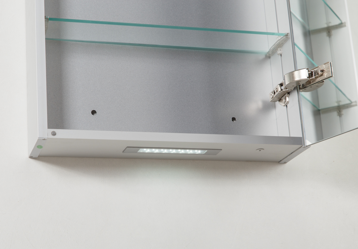 Зеркальный шкаф с нижней подсветкой дверей, с одной распашной дверью с двусторонним зеркальным полотном, со стеклянными полками, с розеткой и сенсорным выключателем, правосторонний SPC-1A-DL-BL-600, 8W, 220-240V 600x130x700 - Gidratop.ru изображение