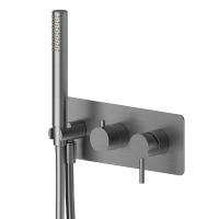 Newform X-STEEL 316 Наружная часть встр. душ. смесителя на 2 выхода, ручной душ, кроншт., на декор/ пластине (для 31030), цвет: PVD Brushed gun metal - Gidratop.ru изображение