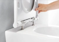 Подвесной безободковый унитаз Geberit One, с технологией смыва TurboFlush, крышка микролифт с глянцевой хромированной вставкой, 500.202.01.1 - Gidratop.ru изображение